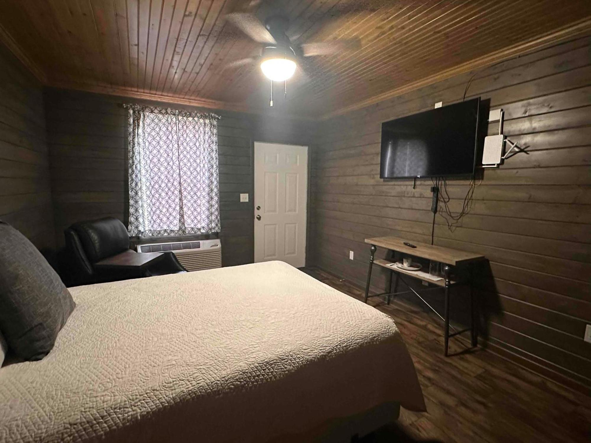 Turn On Inn Lake Village Стая снимка